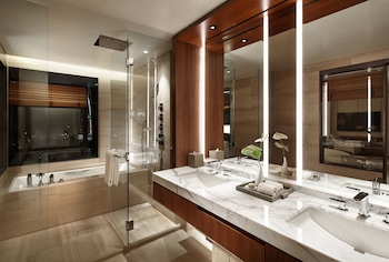 [HALAL FRIENDLY] Executive Grand Deluxe Double(Indoor Pool Access Only+Set of Prayer)