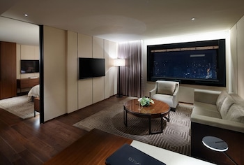 Superior Suite Double, Includes Executive Lounge access, Sauna (Excludes Outdoor Pool Access)