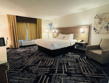 Standard Room, 1 King Bed, Accessible, Refrigerator & Microwave