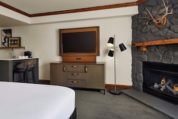 Studio, 1 King Bed, Balcony, Mountain View