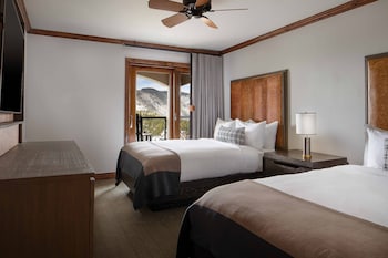 Room, 2 Double Beds, Balcony, Mountain View