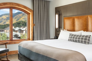 Deluxe Room, 1 King Bed with Sofa bed, Fireplace (Mobility Accessible, Tub)