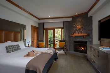 Studio, 1 King Bed, Balcony, Mountain View
