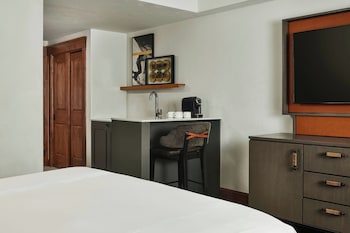 Studio, 1 King Bed, Balcony, Mountain View