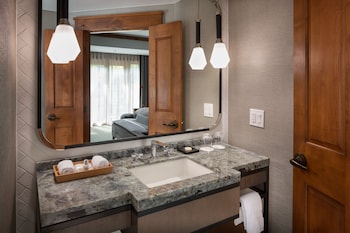 Room, 2 Double Beds, Balcony, Mountain View