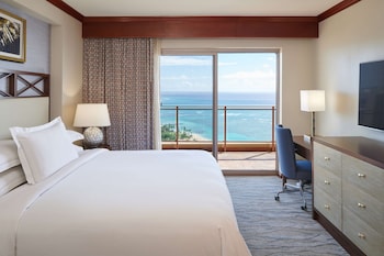 Suite, 3 Bedrooms, Accessible (Penthouse, Hearing, Roll-in Shower)
