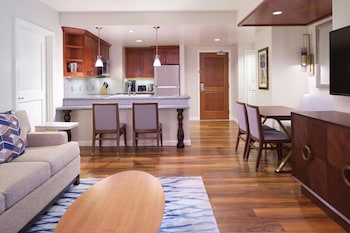 Suite, 2 Bedrooms, City View (1 King & 2 Doubles)