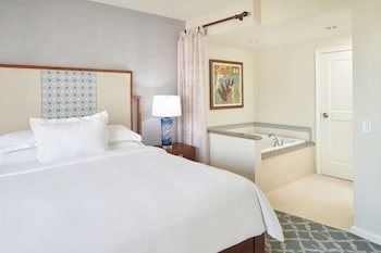 Suite, 1 Bedroom, Accessible, City View (Hearing, Roll-in Shower, 1 King)