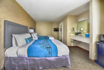 Luxury Suite, 2 Queen beds, Living/Dining area