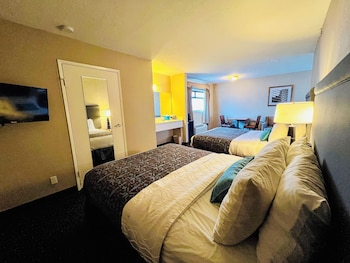 Luxury Suite, 2 Queen beds, Living/Dining area