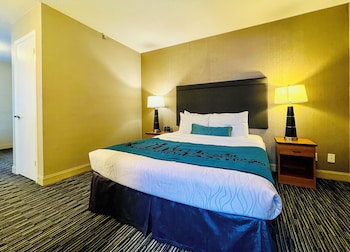 Executive Suite, 1 Queen bed, Living/Dining area