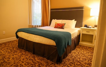 Suite, 3 rooms - 2 bedrooms w/Queen beds, Living/Dining Room