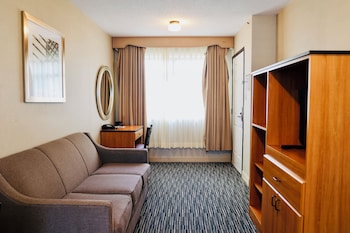 Executive Suite, 1 Queen bed, Living/Dining area