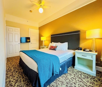 Suite, 3 rooms - 2 bedrooms w/Queen beds, Living/Dining Room