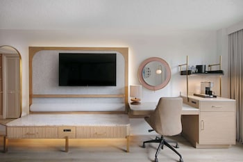 Deluxe Room, 1 King Bed (Poolside)