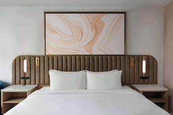 Deluxe Room, 1 King Bed (Poolside)
