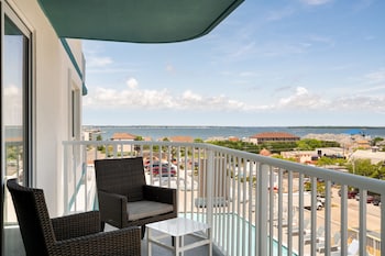 Basic Room, 1 King Bed, Accessible, Bay View (Mobility & Hearing, Roll-in Shower)
