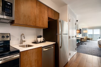 Basic Room, 1 King Bed, Balcony, Oceanfront