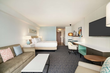 Basic Room, 1 King Bed, Balcony, Oceanfront