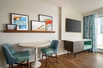 Junior Suite, 1 King Bed, Balcony, Partial Ocean View