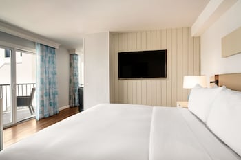 Basic Room, 1 King Bed, Balcony