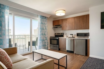 Basic Room, 1 King Bed, Accessible, Bathtub (Mobility & Hearing)