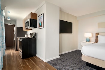 Basic Room, 1 King Bed, Balcony