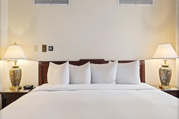 Room, Multiple Beds (The Drake Residence)