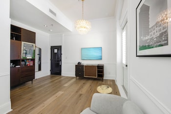Deluxe Room, 1 Queen Bed (1 Queen Bed Deluxe with Balcony)