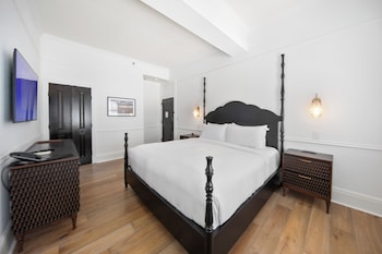 Standard Room, 1 King Bed, Courtyard View (1 King Bed)