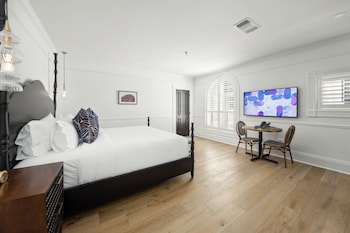 Room, 1 King Bed, Accessible, Courtyard View (1 King Bed Accessible Roll-In Shower)