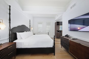 Standard Room, 1 King Bed, Courtyard View (1 King Bed)