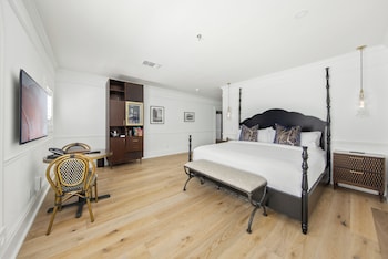 Room, 1 King Bed, Accessible, Courtyard View (1 King Bed Accessible Roll-In Shower)
