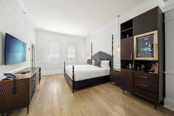 Deluxe Room, 1 King Bed with Sofa bed (1 King Bed Deluxe with Sofa Bed)