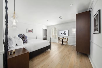 Room, 1 King Bed, Accessible, Courtyard View (1 King Bed Accessible Roll-In Shower)
