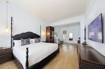 Deluxe Room, 1 King Bed with Sofa bed (1 King Bed Deluxe with Sofa Bed)