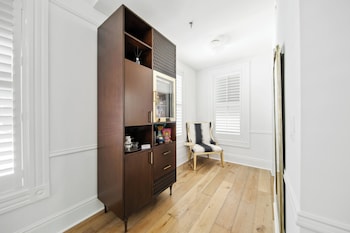Standard Room, 1 King Bed, Courtyard View (1 King Bed)