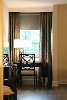 Premier Room, 1 Queen Bed, Refrigerator & Microwave, Executive Level