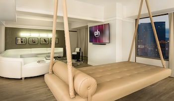 Ultra Boulevard Suite, 1 King Bed, Non Smoking, Strip View