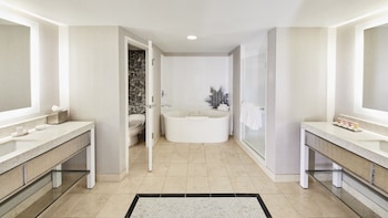 Ultra Resort Room, 1 King Bed, Smoking