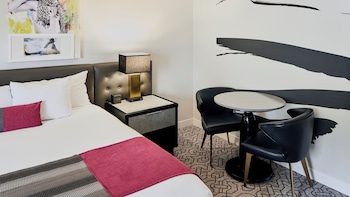 Ultra Hip Room, 1 King Bed, Accessible, Non Smoking (Accessible Tub Transfer)