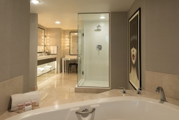 Ultra Panorama Suite, 1 King Bed, Non Smoking (Newly Renovated)