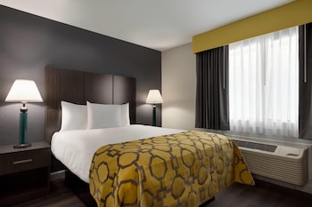 Deluxe Suite, 1 Queen Bed, Non Smoking (Business)