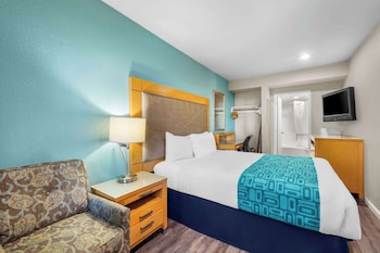 Business Room, 1 Queen Bed, Non Smoking, Partial Ocean View