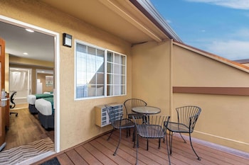 Business Room, Multiple Beds, Non Smoking, Ocean View (Partial)