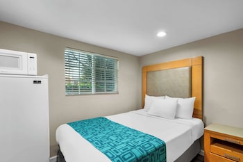 Business Room, Multiple Beds, Non Smoking, Ocean View (Partial)