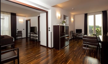 Suite, 1 King Bed, Balcony