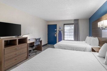 Room, 2 Queen Beds, Non Smoking, Pool View