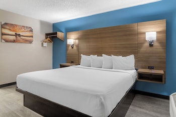 Deluxe Room, 1 King Bed, Non Smoking, Kitchenette