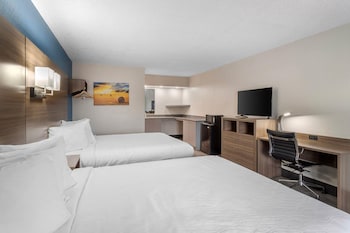 Room, 2 Queen Beds, Non Smoking, Pool View